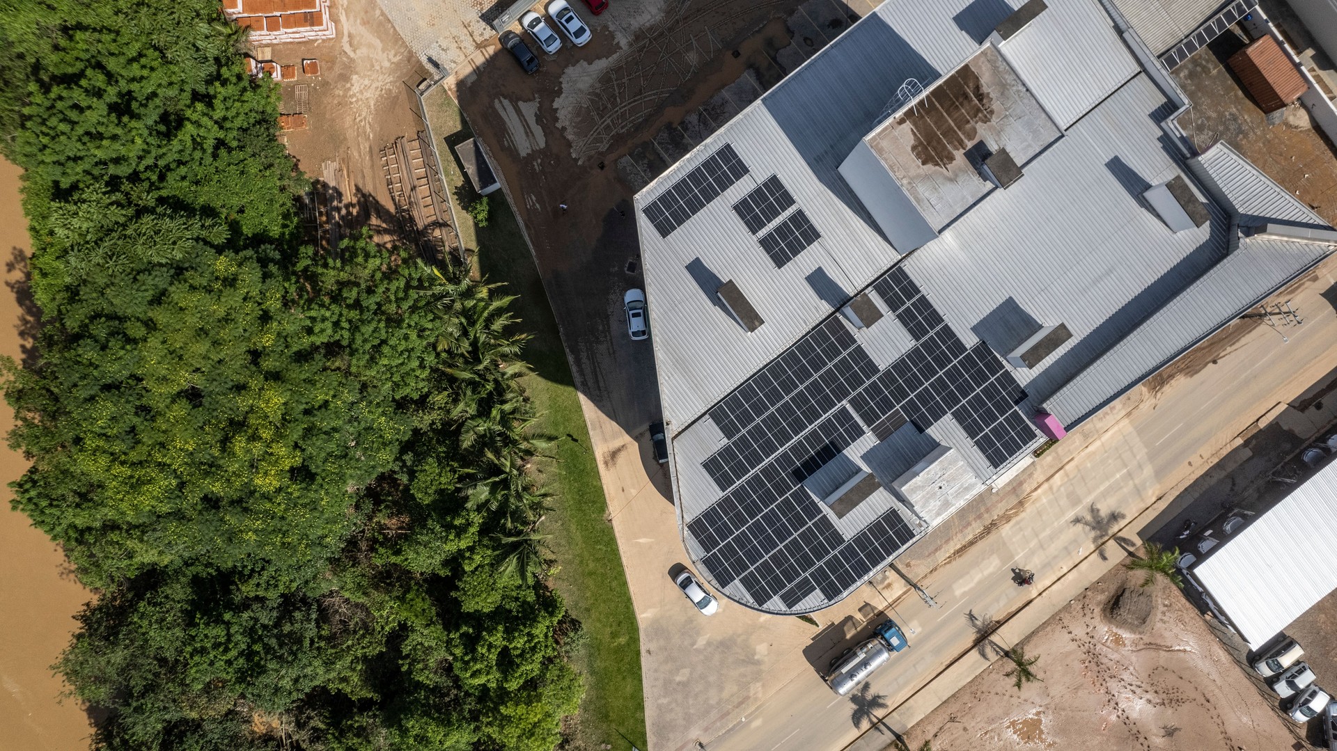 Edifício comercial com painéis solares no telhado